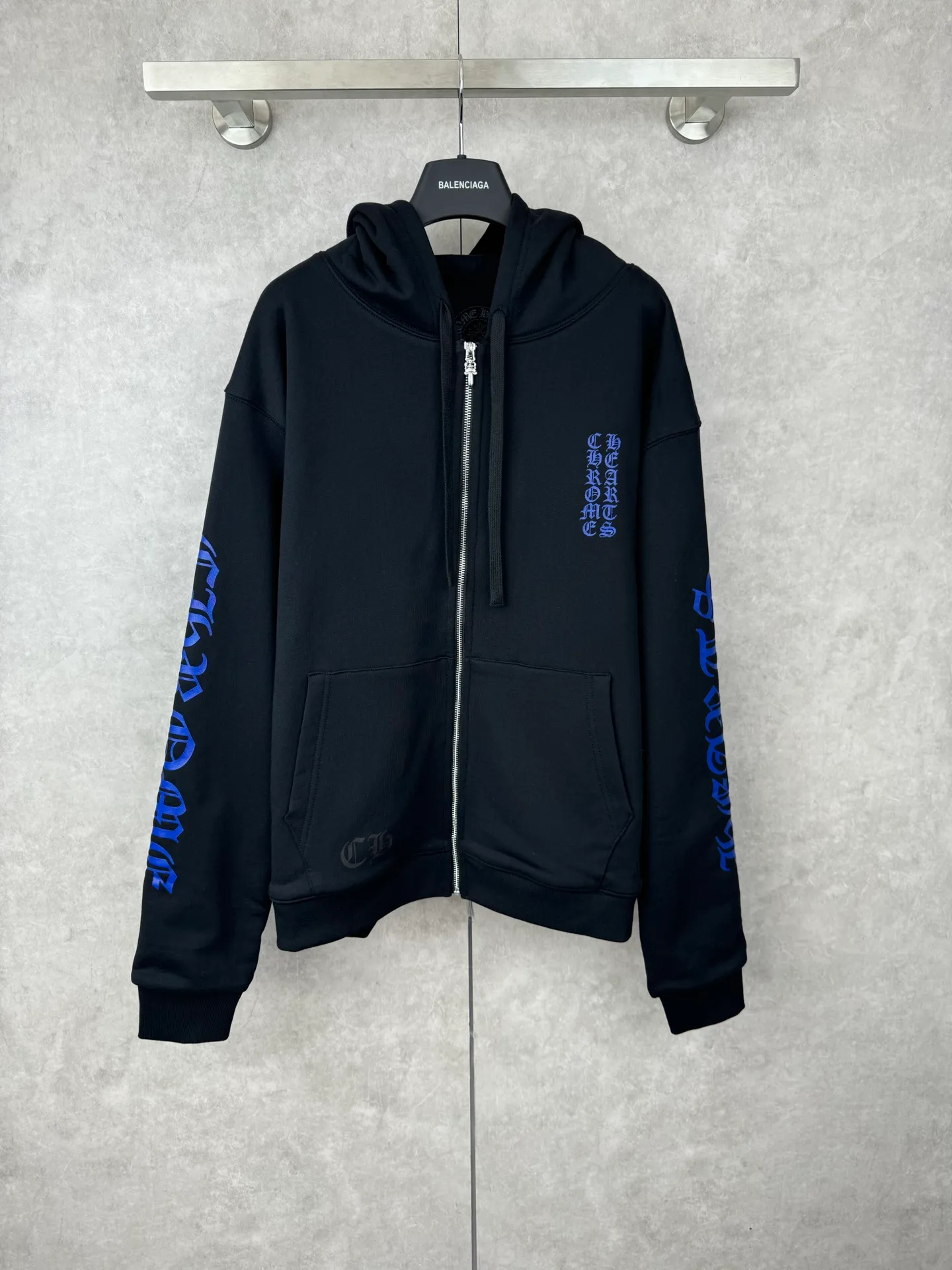 P490 Chrome Heart New Ch blue Sanskrit printed zipper hooded sweatshirt SIZE S/M/L/XL is made of high-quality cotton fabrics and has a loose shoulder cut that is not flattering on the figure. It can provide the wearer with a comfortable and comfortable wearing experience while creating a casual and lazy fashion atmosphere.